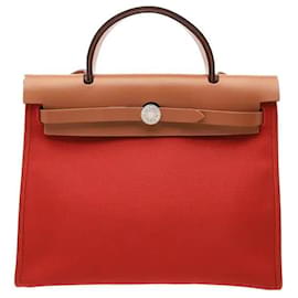 Hermès Il modello Herbag Zip 31 è una tote bag che combina pelle di vitello Hunter con tela militare.
Il corpo in tela offre leggerezza e un'eccezionale durata, e la combinazione di Orange Mecano e