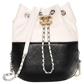 Borsa a secchiello Chanel Gabrielle in pelle trapuntata
