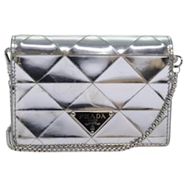 Prada Chain Wallet aus verzierten Leder