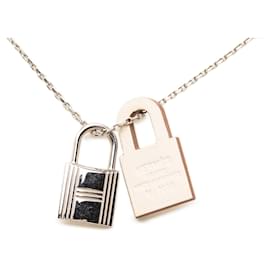 Collier pendentif O Kelly en palladium argenté et cuir Swift Hermès