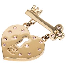 Spilla Chanel Gold CC Placcata Oro con Strass a Cuore, Lucchetto e Chiave