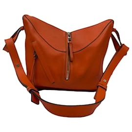 Piccola borsa a tracolla Hammock Loewe in pelle di vitello arancione