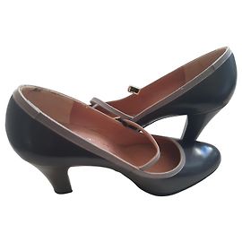 JB Martin Pumps aus schwarzem und grauem Leder mit Knöchelriemen