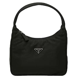 Bolso de mano Prada de nylon negro con placa de logotipo triangular