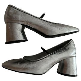 Khaite Mary Jane Pumps mit Blockabsatz aus silbernem Leder