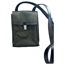 Borsa a tracolla Louis Vuitton Taiga in pelle