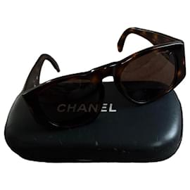 Gafas de sol Chanel carey con logo CC