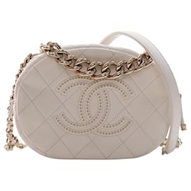 Borsa a tracolla rotonda Chanel White CC in agnello trapuntato e borchiato