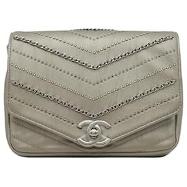 Chanel Borsa a bustina con patta Data Center in pelle di vitello Chevron argento con decorazioni Small