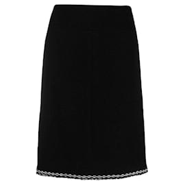 Falda midi de lana negra Chanel Y2K con dobladillo deshilachado y detalle bordado blanco