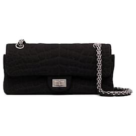 Borsa a tracolla Chanel Y2K in cotone matelassé nero con chiusura Mademoiselle