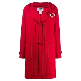 Abrigo con capucha de lana rojo Chanel con detalle de Camelia y botones Frog