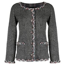 Chanel Karo-Blazer aus Bouclé in Grau & Schwarz aus den 2010er Jahren mit Schmuckknopf-Logo
