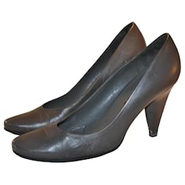 Prada Pumps aus grauem Leder