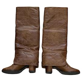Chanel Botas altas de piel acolchada