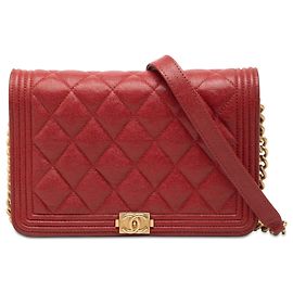 Chanel Boy Portemonnaie aus rotem gestepptem Caviar-Leder mit Kette