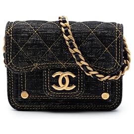 Portacarte Double You in denim trapuntato blu mini Chanel con catena