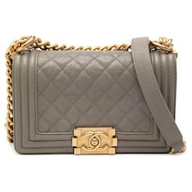 Chanel Boy Flap aus gestepptem Caviar in Braun Small