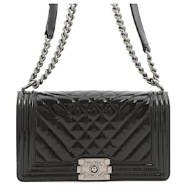 Borsa a tracolla Chanel Boy 25 in pelle verniciata matelassé