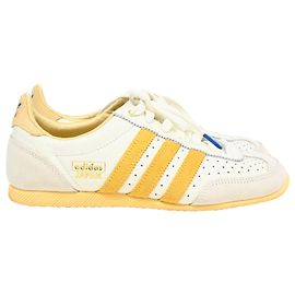 Autre Marque Adidas Japan Off White Orange Tint Low Top Sneaker aus gelbem Leder