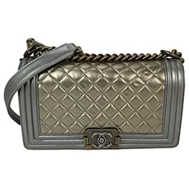 Borsa a tracolla Chanel Metallic Calfskin Quilted Medium Boy Flap Khaki Silver