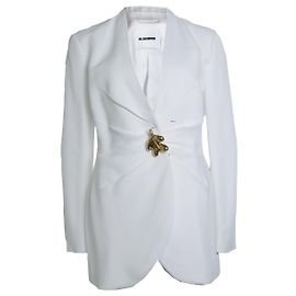 Jil Sander, chaqueta de crepé fruncido con broche de follaje