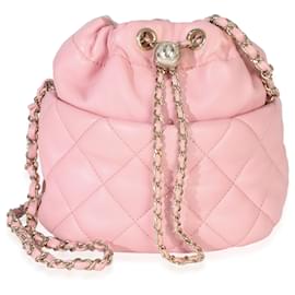 Borsa bucket Chanel in agnello trapuntato rosa con coulisse e perle