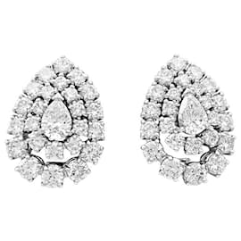 Orecchini Boucheron in platino e diamanti.
