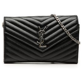 Portafoglio a catena a bustina con monogramma chevron in pelle grain de poudre nera Saint Laurent
