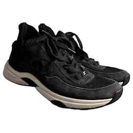 Chanel Sneaker aus Leder und Textil in Schwarz