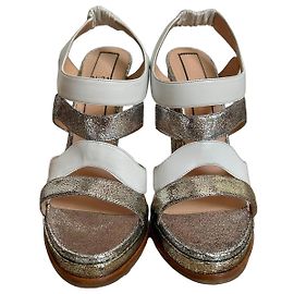 N°21 Sandalias de tacón blancas y metalizadas