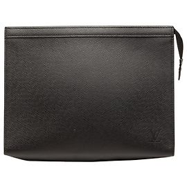 Pochette Voyage MM en cuir Taiga noir Louis Vuitton