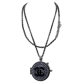 Collar con colgante Chanel Double C negro