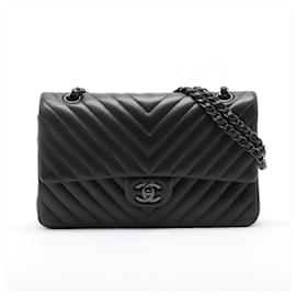 Chanel Borsa a tracolla Classic Double Flap in pelle di agnello Chevron misura Medium Nera