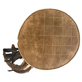 Hermes khaki suede hat with feathers - Good condition, shows slight signs of wear - Hermes hat - Khaki and brown suede - Feathers - Hermès