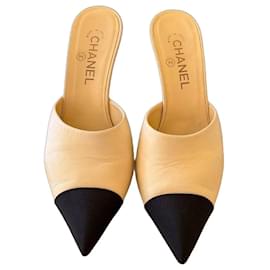 Mules Chanel 2016 Cream Serpent Pearl Sz.38.5 Usato