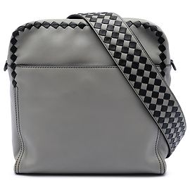 Bottega Veneta Borsa a tracolla in nappa grigia con rifiniture Intrecciato