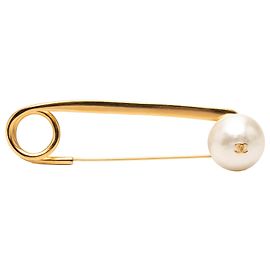 Spilla appuntino di sicurezza Chanel Gold CC placcata oro con perle finte