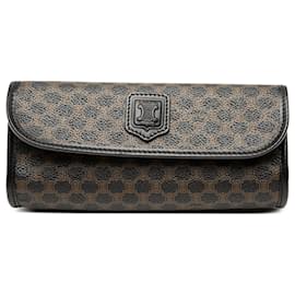 Céline Clutch Celine en lona revestida Macadam negro