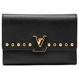 Cartera Compacta Capucines en Taurillon Negro con Tachuelas Louis Vuitton