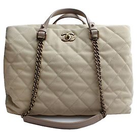Chanel Serie di grandi borse a spalla in caviar beige
