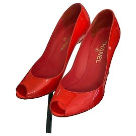 Chanel Peep-Toe Pumps Lackleder Rot Größe 39