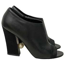 Chanel Botines Peep-Toe de Cuero Negro con Tacón de Perla