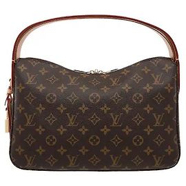 Il Louis Vuitton Slaughter PM utilizza l'iconico materiale in tela rivestita Monogram della maison, che offre una durabilità resistente a graffi e macchie, ed è caratterizzato da rifiniture in pelle di vacchetta naturale.