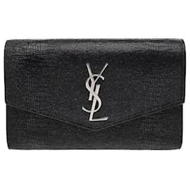 Saint Laurent Una borsa a patta in pelle di vitello lucida con goffratura coccodrillo, che vanta una texture distintiva e lussuosa. Il design della linea Uptown, caratterizzato da una forma robusta, si combina con un argento