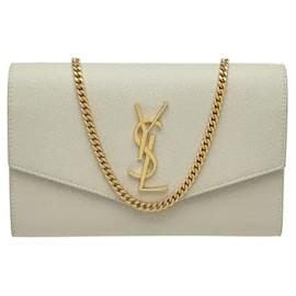 La borsa a tracolla Saint Laurent Uptown Calfskin & Brass Chain Shoulder Bag Blanc Vintage è una borsa a tracolla realizzata in robusta pelle di vitello e decorata con il logo YSL. Presenta una chiusura a patta e una tracolla a catena.