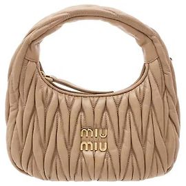 La borsa hobo Miu Miu Wander Matelasse Nappa Leather Hobo Bag Small Caramel è una borsa hobo di piccole dimensioni con trapuntatura Matelassé applicata su morbida pelle nappa. Una chiusura a zip protegge il contenuto, e