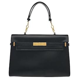Saint Laurent Un modello dalla silhouette classica e minimalista, realizzato in materiale Box leather caratterizzato da una lucentezza liscia, che conferisce un'atmosfera sofisticata. Il manico superiore finemente lavorato si armonizza con la semplicità.