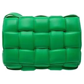 La Bottega Veneta Cassette Padded Calfskin Parakeet è una borsa a tracolla e spalla con motivo Cassette (intrecciato) applicato su pelle di vitello imbottita. Ampio spazio interno e chiusura a patta