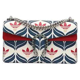 This Dionysus shoulder bag, born from the collaboration between Gucci and Adidas, harmonizes the iconic elements of both brands for a distinctive design value. The combination of Adidas' Trefoil logo